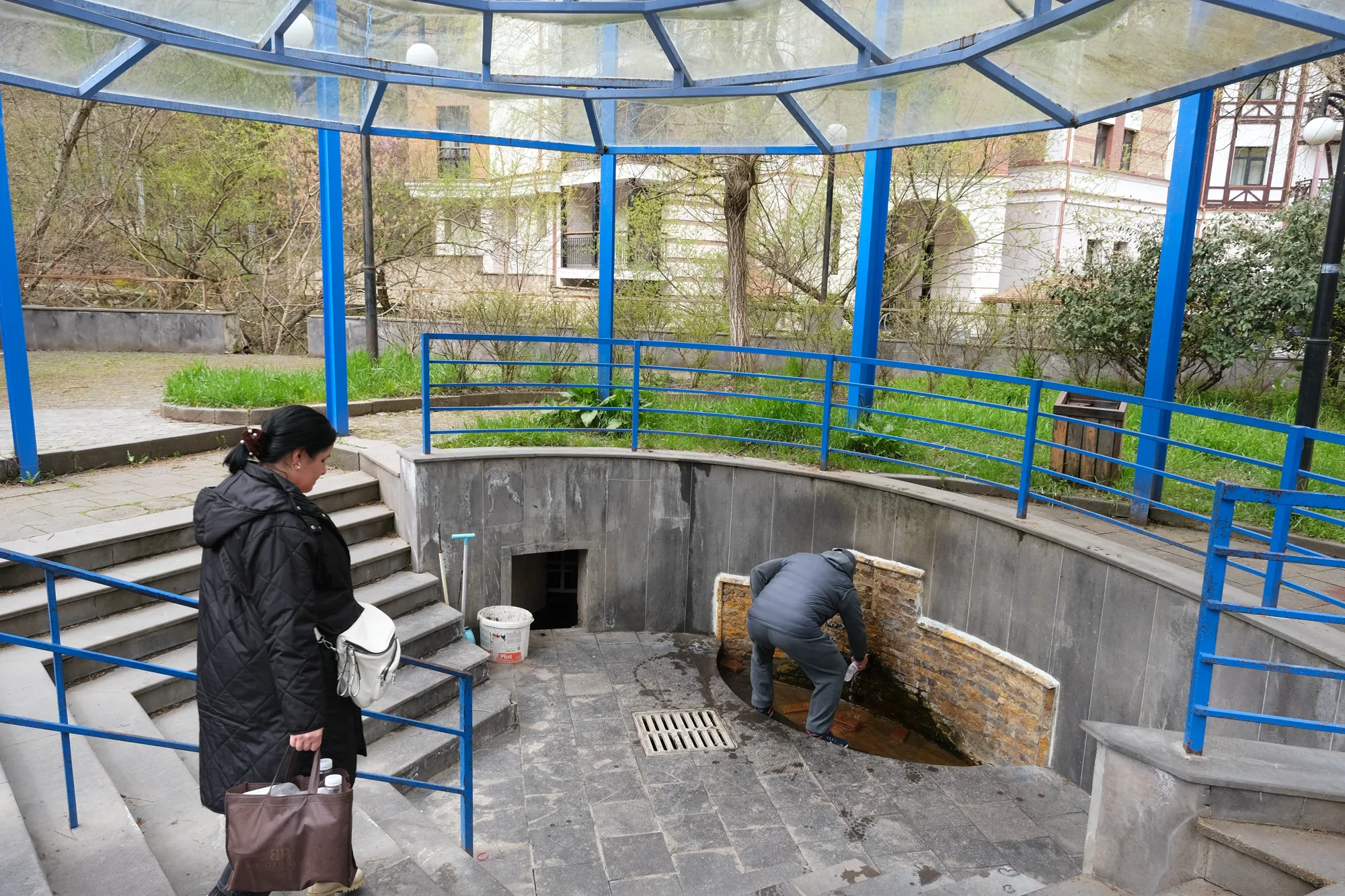 Дегустация минеральной воды Боржоми у подземного источника