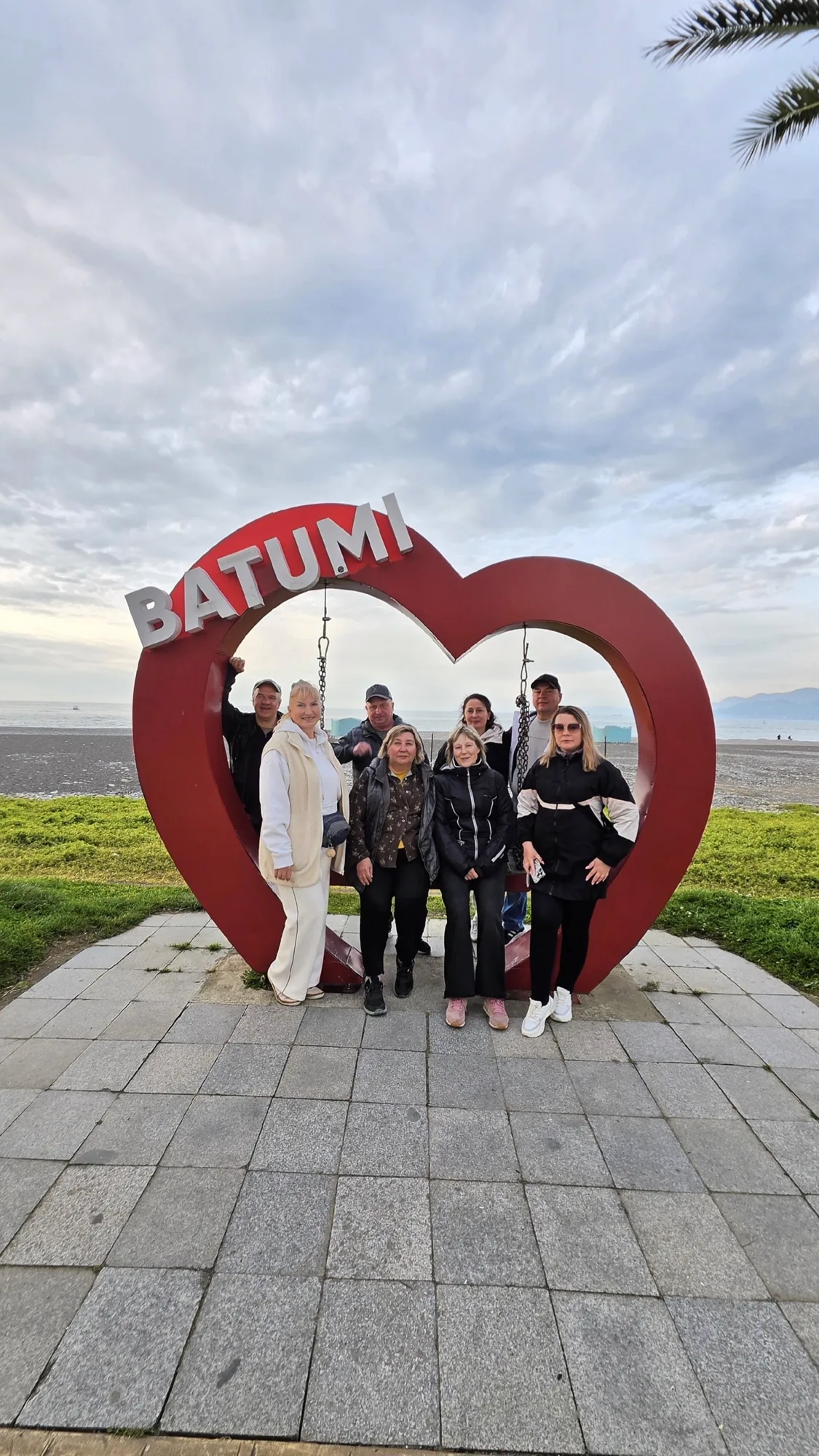 Туристы у сердца с надписью BATUMI на набережной