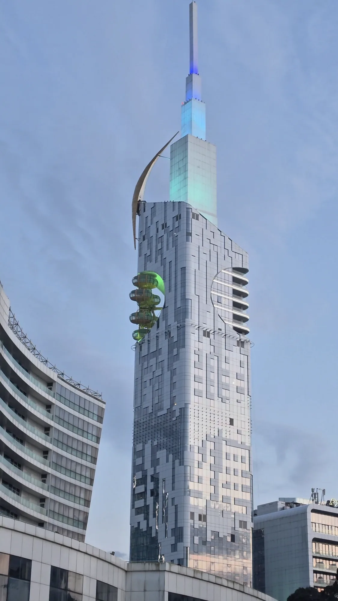 Небоскрёб Batumi Technological University Tower в дневном свете