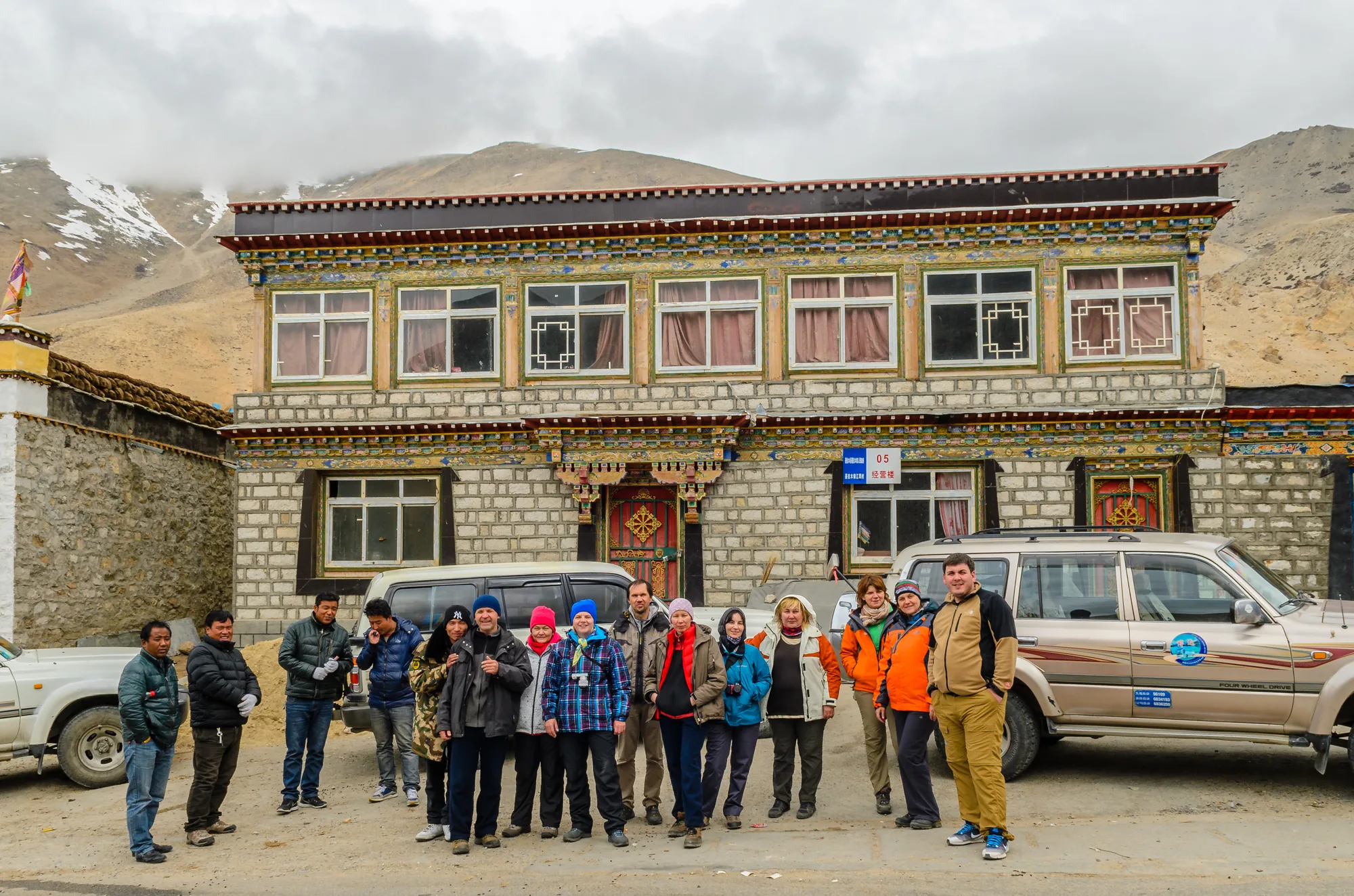 Кийронг, День 5 — группа у тибетского дома