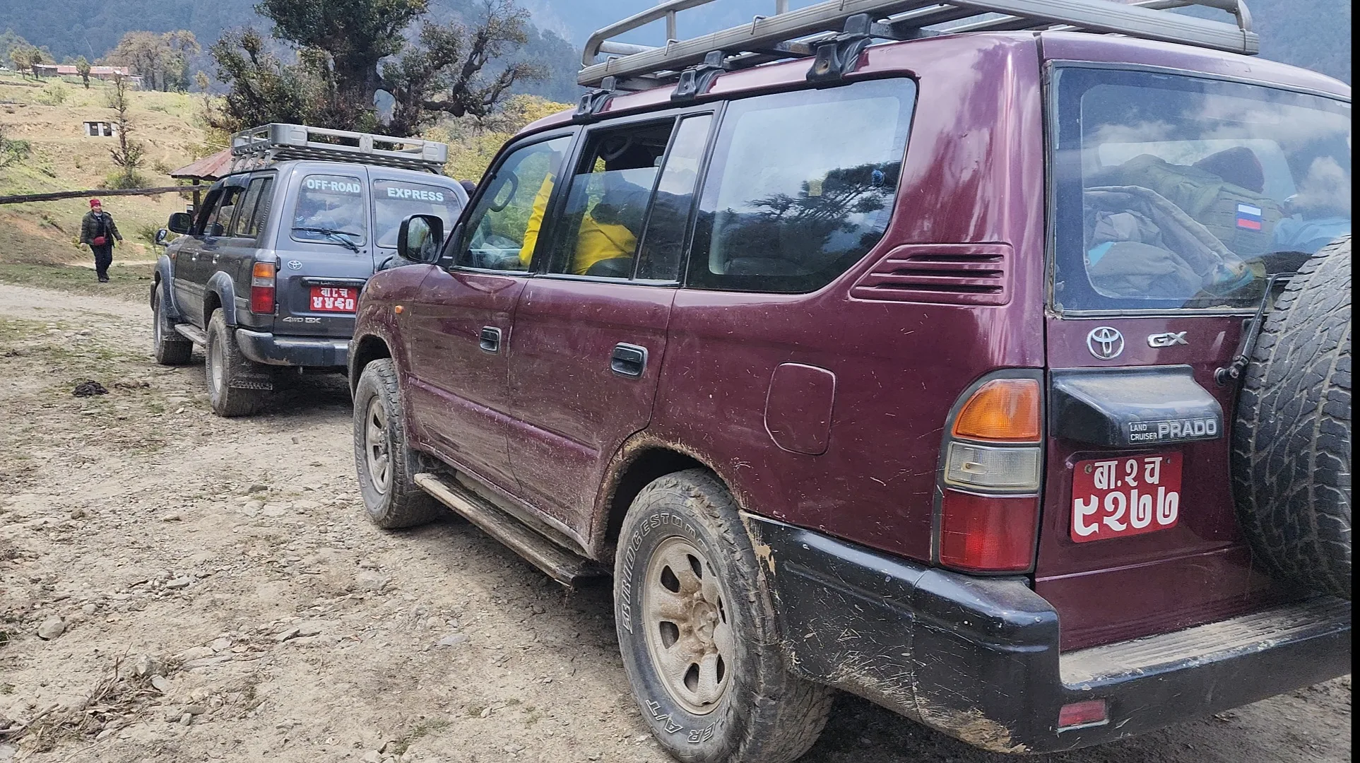 Внедорожники Toyota Land Cruiser Prado на горной дороге в Непале