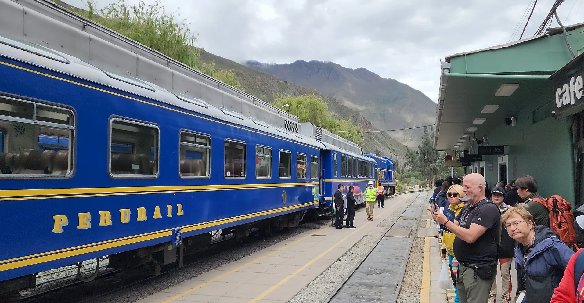 Поезд PeruRail на платформе с пассажирами
